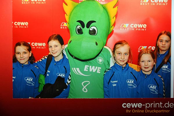 Handball-Mädels mit dem VFL Maskottchen